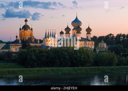 Vista dell'antico monastero dell'Assunzione di Tikhvin in una serata di agosto. Tikhvin, regione di Leningrad. Russia Foto Stock