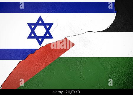 Muro dipinto incrinato con bandiere israeliane e palestinesi Foto Stock