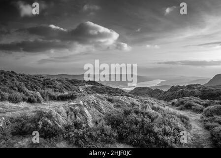 Bianco e nero Epic Autunno tramonto immagine paesaggio da Holme caduto guardando verso Coniston acqua nel Lake District Foto Stock