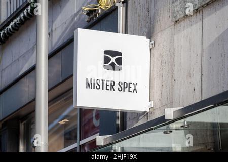 Lubeck, Germania, 15 gennaio 2022: Mister Spex segno di pubblicità sulla facciata di un negozio di occhiali, un grande optician online in Germania ed Euro Foto Stock