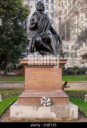 Statua di Robert Burns, poeta/plowman scozzese, scolpita da Sir John Robert Steell nel 1884, nei Victoria Embankment Gardens Foto Stock