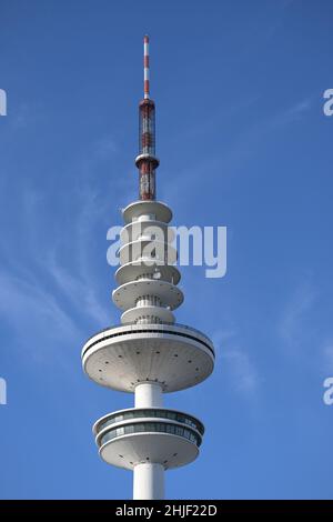 Amburgo, Germania, 5 febbraio 2020: Torre della televisione chiamata Heinrich Hertz Tower contro un cielo blu, spazio copia Foto Stock