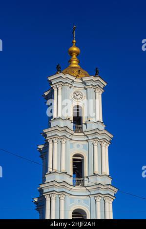 Sumy, Ucraina. Gennaio 08. 2022. Il campanile della Cattedrale della Trasfigurazione nel centro della città di Sumy, in stile barocco, con colonne Foto Stock