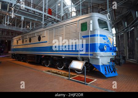SAN PIETROBURGO, RUSSIA - 12 GENNAIO 2022: Locomotiva diesel sovietica per passeggeri TEP10 'Strela' nel Museo delle Ferrovie russe. Foto Stock