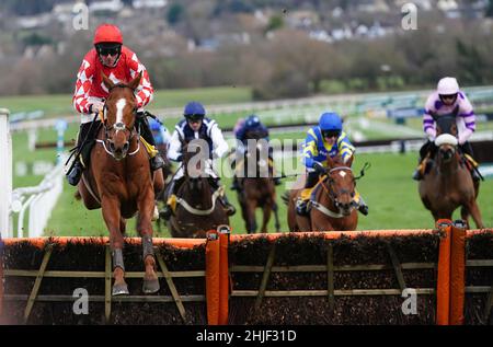 Pied Piper guidato da Davy Russell (a sinistra) libera una recinzione prima di andare a vincere la JCB Triumph Trial Juvenile Huddle all'ippodromo di Cheltenham. Data foto: Sabato 29 gennaio 2022. Foto Stock