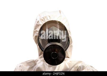 Uomo in indumenti di protezione chimica e semimaschera respiratore filtro antiparticolato sostituibile con occhiali su sfondo bianco, infezione da virus di sicurezza c Foto Stock