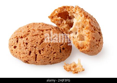 Un intero e un biscotto di amaretti spezzato isolato su bianco. Foto Stock