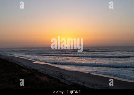 Tramonto sull'oceano, Hennies Bay, Namibia Foto Stock