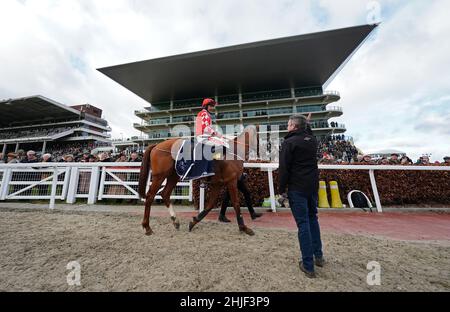 Pied Piper cavalcato da Davy Russell dopo aver vinto il JCB Triumph Trial Juvenile Hoffle all'ippodromo di Cheltenham. Data foto: Sabato 29 gennaio 2022. Foto Stock