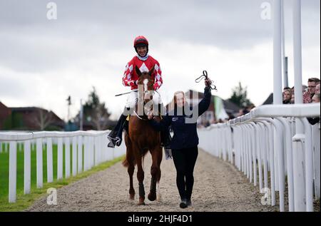 Pied Piper cavalcato da Davy Russell dopo aver vinto il JCB Triumph Trial Juvenile Hoffle all'ippodromo di Cheltenham. Data foto: Sabato 29 gennaio 2022. Foto Stock