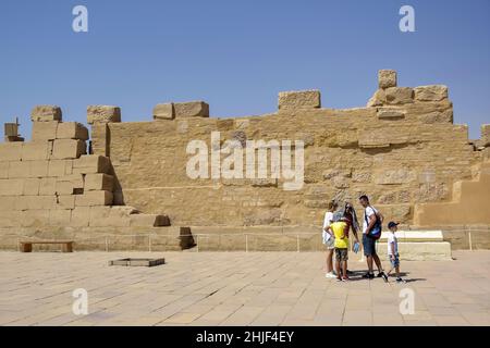 Turisti tra antiche rovine. Tour di gruppo con escursione al tempio di Karnak. Famoso monumento egizio con templi decadenti. Luxor, Egitto - Ottobre Foto Stock