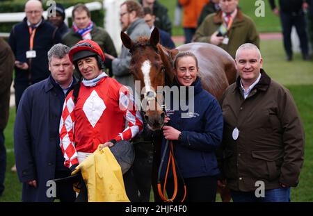 Pied Piper guidato da Davy Russell dopo aver vinto il JCB Triumph Trial Juvenile ostacoli lungo il formatore laterale Gordon Elliott (a sinistra) all'ippodromo di Cheltenham. Data foto: Sabato 29 gennaio 2022. Foto Stock