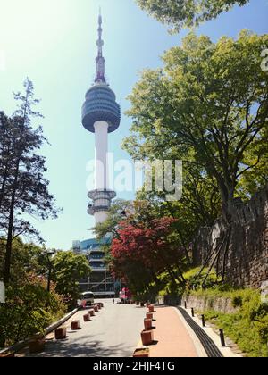 La Torre Namsan di Seoul e' un famoso punto di riferimento e una destinazione turistica. Seul, Corea del Sud - 04 MAGGIO 2018. Foto Stock