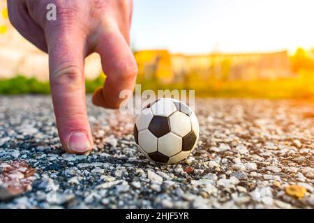Improvvisazione di giocare a calcio con una palla e dita ricordo Foto Stock