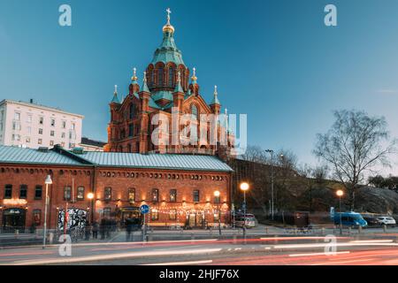 Helsinki, Finlandia. Cattedrale di Uspenski in serata illuminazioni luci. Cattedrale ortodossa orientale dedicata alla Dormizione del Teotokos - Vergine Foto Stock