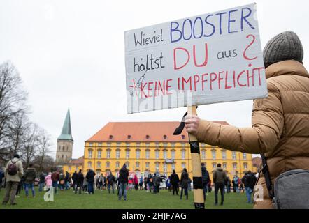 Friburgo, Germania. 29 gennaio 2022, bassa Sassonia, Osnabrück: Una bandiera 'quanti booster si può prendere? Nessuna vaccinazione obbligatoria" è tenuta da un partecipante a una dimostrazione. I partecipanti stanno dimostrando contro le attuali misure Corona. Credit: dpa Picture Alliance/Alamy Live News Foto Stock