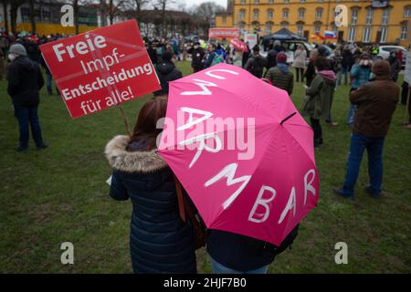 Friburgo, Germania. 29 gennaio 2022, bassa Sassonia, Osnabrück: Una bandiera 'libera scelta di vaccinazione per tutti!' è tenuto da un partecipante in una dimostrazione. I partecipanti si dimostrano contrari alla politica di Corona. Credit: dpa Picture Alliance/Alamy Live News Foto Stock