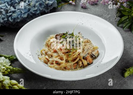 Piatto di linguine allo scoglio, pasta tipica italiana con frutti di mare, cucina mediterranea. Foto Stock