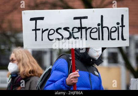 Friburgo, Germania. 29 gennaio 2022, bassa Sassonia, Osnabrück: Un partecipante ad una manifestazione tiene un banner «Fressefreiheit» (in riferimento alla «libertà di stampa»). I partecipanti si dimostrano contrari alla politica di Corona. Credit: dpa Picture Alliance/Alamy Live News Foto Stock