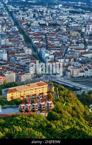 Famosa funicolare sferica a Grenoble Foto Stock