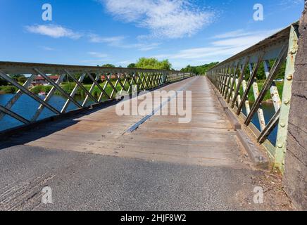 Vista estiva del ponte di Aldwark sul fiume Ure nel North Yorkshire, uno dei pochi ponti a pedaggio di proprietà privata nel Regno Unito Foto Stock