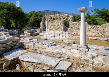 Aliki, Thassos, Grecia - la penisola marmorea di Aliki, con le sue antiche rovine e baie balneari, è una destinazione popolare per i turisti. THASSOS belon Foto Stock