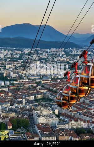 Famosa funicolare sferica a Grenoble Foto Stock