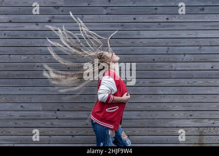 donna bionda con dreadlocks che si aggira i capelli Foto Stock