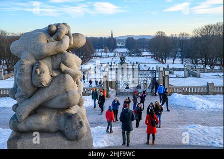 Vista sul Parco delle sculture di Vigeland con la chiesa di Uranienborg in lontananza vista dalla base del Monolith, Frogner Park, Oslo, Norvegia. Foto Stock