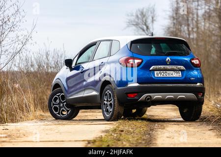 MOSCA, RUSSIA - 12 MARZO 2021: Vista posteriore del nuovo crossover blu Renault captur suv su strada Foto Stock