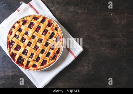 Gustosa torta di ciliegie americane fatta in casa. Deliziosa torta di ciliegi fatta in casa con una crosta traballante Foto Stock