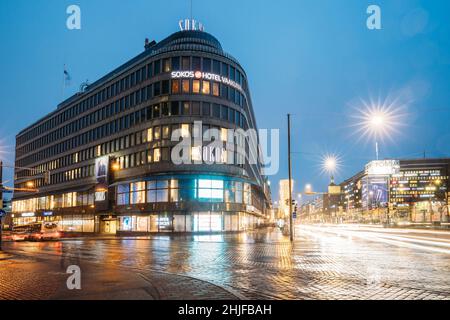 Helsinki, Finlandia. Originale Sokos Hotel and Shopping Centre Forum all'incrocio tra Kaivokatu Street e Mannerheimintie o Mannerheim Avenue in serata Foto Stock