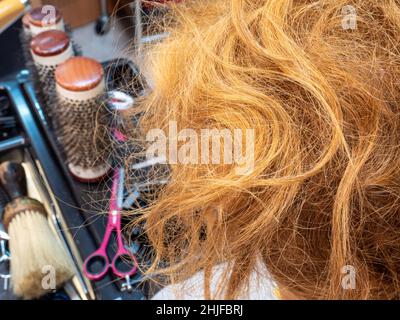 Donna che ottiene i suoi capelli fatti in un salone dei capelli Foto Stock