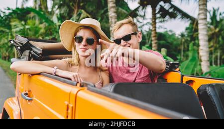 Turisti allegri che amano viaggiare in auto Foto Stock