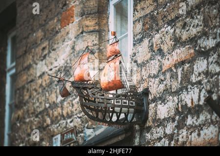 Tallinn, Estonia. Lanterna a forma di nave sul Museo Marittimo Estone. Città vecchia Foto Stock