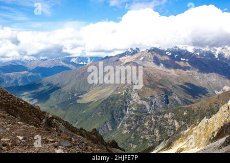 Pittoresco paesaggio di montagna con splendide rocce e ghiacciai alla luce del sole contro un cielo blu profondo. Catena montuosa e rocce del Caucaso a una ve Foto Stock