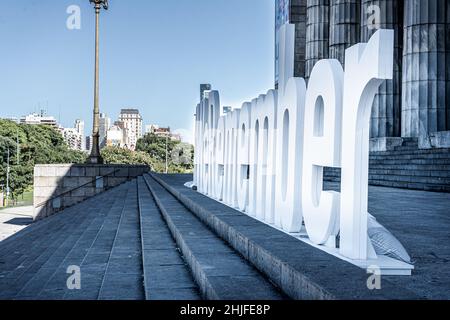 Giornata internazionale della memoria dell'Olocausto. Hashtag RICORDIAMO di fronte alla Facoltà di diritto di Buenos Aires Argentina. Spazio di copia. Foto Stock