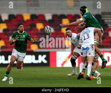 Il London Irish Matt Rogerson passa la palla a Curtis Rona (a sinistra) durante la partita della Gallagher Premiership al Brentford Community Stadium di Londra. Data foto: Sabato 29 gennaio 2022. Foto Stock