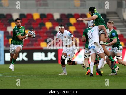 Il London Irish Matt Rogerson passa la palla a Curtis Rona (a sinistra) durante la partita della Gallagher Premiership al Brentford Community Stadium di Londra. Data foto: Sabato 29 gennaio 2022. Foto Stock