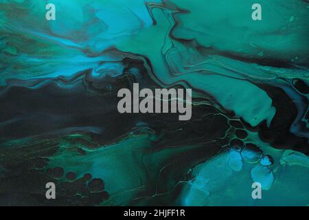 Fluide Art. Onde astratte verdi, nere e blu con particelle d'oro. Sfondo o texture effetto marmo. Foto Stock