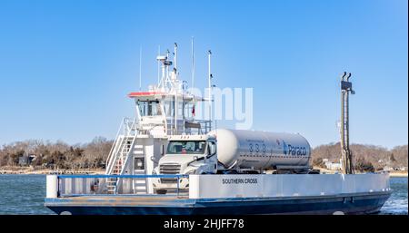 South Ferry che trasporta un camion di gas Paraco Foto Stock