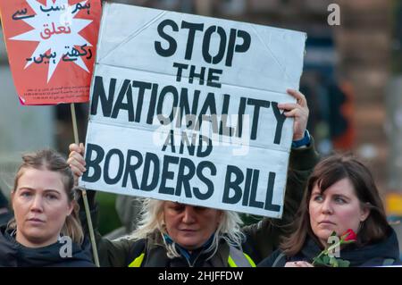 Glasgow, Scozia, Regno Unito. 29th Gennaio 2022. Gli attivisti si riuniscono a George Square per protestare contro la legge sulla nazionalità e i confini, attualmente in discussione al Parlamento di Westminster. Credit: SKULLY/Alamy Live News Foto Stock