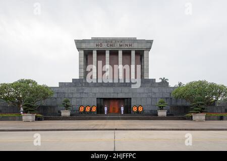 Guardie d'onore che sorvegliano il Mausoleo ho Chi Minh in Piazza Ba Dinh, Hanoi, Vietnam, Sud-Est asiatico Foto Stock