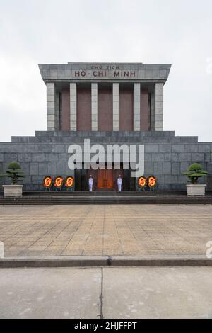 Guardie d'onore che sorvegliano il Mausoleo ho Chi Minh in Piazza Ba Dinh, Hanoi, Vietnam, Sud-Est asiatico Foto Stock