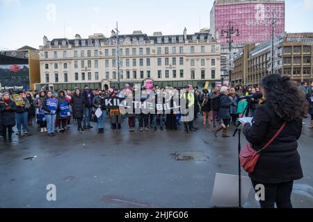 Glasgow, Scozia, Regno Unito. 29th Gennaio 2022. Gli attivisti si riuniscono a George Square per protestare contro la legge sulla nazionalità e i confini, attualmente in discussione al Parlamento di Westminster. Credit: SKULLY/Alamy Live News Foto Stock