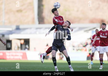 NORTHAMPTON, REGNO UNITO. GENNAIO 29th Paul Lewis di Northampton Town è in testa alla palla durante la prima metà della partita della Sky Bet League 2 tra Northampton Town e Salford City al PTS Academy Stadium di Northampton sabato 29th gennaio 2022. (Credit: John Cripps | MI News) Credit: MI News & Sport /Alamy Live News Foto Stock