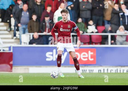 NORTHAMPTON, REGNO UNITO. GENNAIO 29th capitano della città di Northampton Fraser Horsfall durante la prima metà della partita della Sky Bet League 2 tra Northampton Town e Salford City al PTS Academy Stadium di Northampton sabato 29th gennaio 2022. (Credit: John Cripps | MI News) Credit: MI News & Sport /Alamy Live News Foto Stock