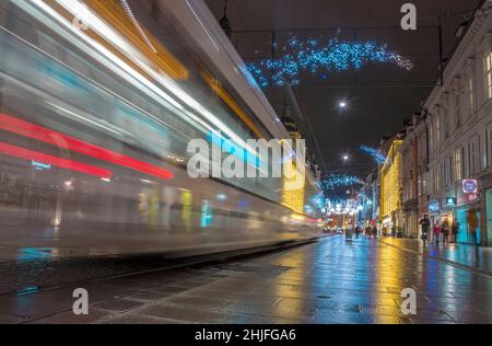 Graz, Austria-02 dicembre 2021: Belle decorazioni natalizie e luci sulla famosa via Herrengasse, di notte, nel centro della città di Graz Foto Stock