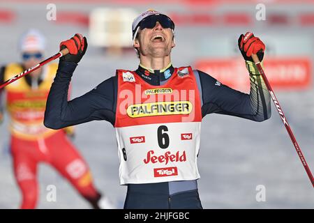 Vinzenz GEIGER (GER), vincitore, finale, giubilo, gioia, entusiasmo, azione. Gara individuale Gundersen NH / 10 km, FIS World Cup Nordic combinato a Seefeld/Tirolo il 29th gennaio 2022 Foto Stock