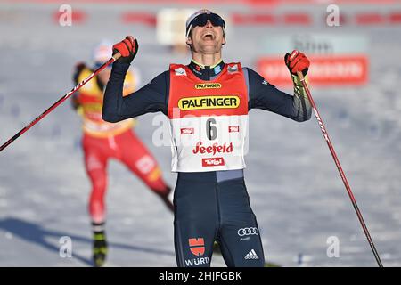 Vinzenz GEIGER (GER), vincitore, finale, giubilo, gioia, entusiasmo, azione. Gara individuale Gundersen NH / 10 km, FIS World Cup Nordic combinato a Seefeld/Tirolo il 29th gennaio 2022 Foto Stock